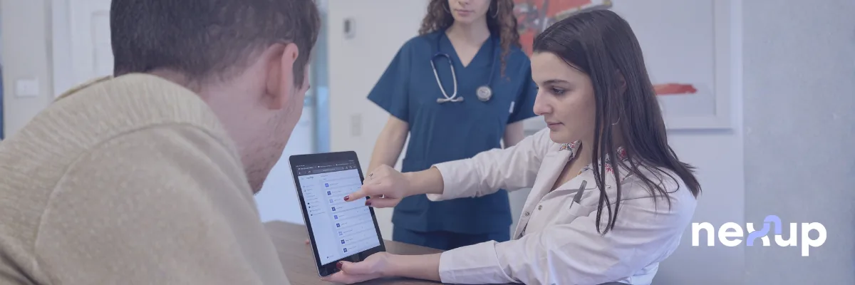 Médica utilizando el sistema de gestión hospitalaria de Nexup en una tablet para digitalizar la atención al paciente.