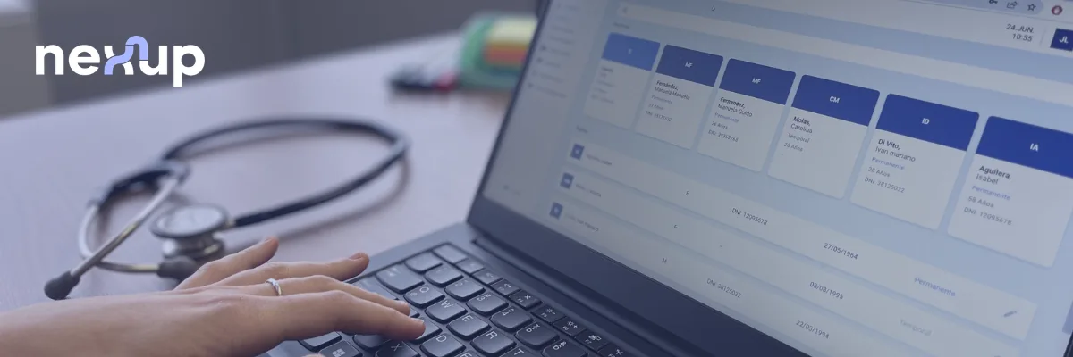 Interfaz del software de gestión de Nexup Health en una computadora, mostrando el panel de control para la digitalización de instituciones de salud.